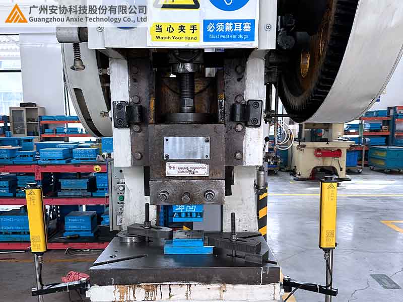 高精度沖床光電保護(hù)裝置案例.jpg